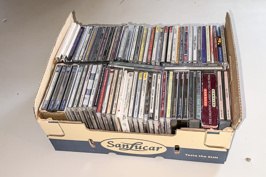 Karton mit CDs